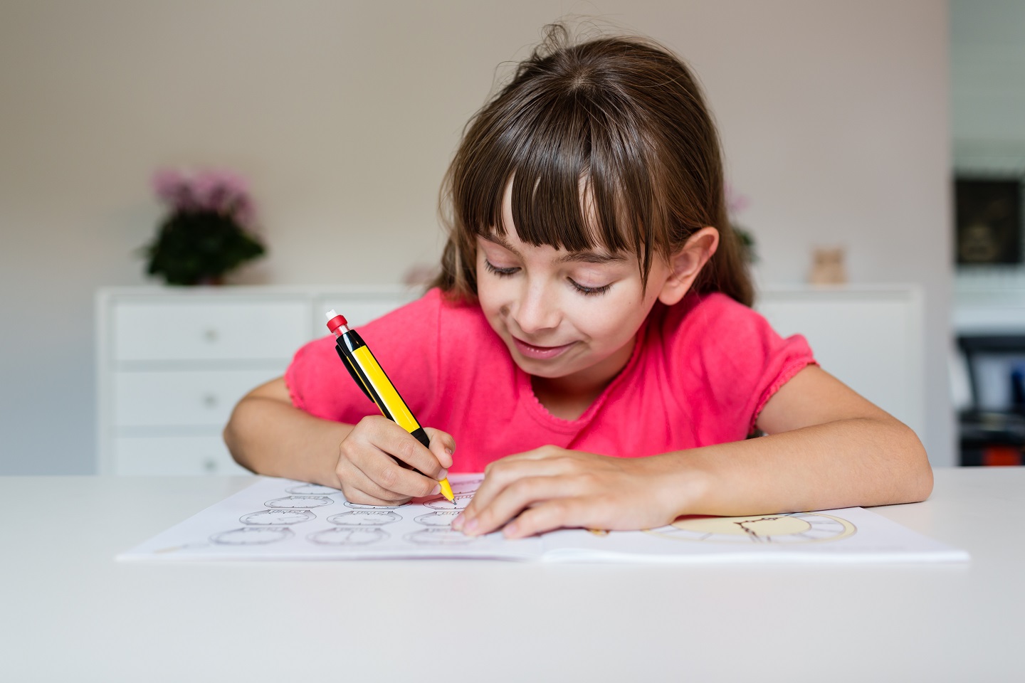 Writing me. Девочка сосредоточенно пишет. Girl writing a Letter. To make a homework. A girl doing her homework.